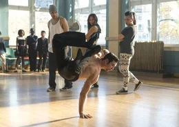 Sean (Ryan Guzman, l.), Andie (Briana Evigan, M.) und Violet (Parris Goebel, r.) sind skeptisch ... Um beim Wettbewerb "The Vortex" eine Chance haben zu k&ouml;nnen, muss Chad (David Schreibman, vorne) hart trainieren ...