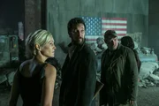 Können Tom (Noah Wyle, M.) und Weaver (Will Patton, r.) die skeptische Soldatin Fisher (Luvia Petersen, l.) mit Hilfe gewaltiger Waffen überzeugen?