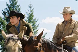 Wyoming 1963: Der Rancher Ennis del Mar (Heath Ledger, r.) und der Rodeoreiter Jack Twist (Jake Gyllenhaal, l.) werden angeheuert, den Sommer &uuml;ber eine Herde Schafe auf dem "Brokeback Mountain" zu h&uuml;ten. In der harten und rauen Einsamkeit der Berge entwickelt sich zwischen den beiden bald mehr als blo&szlig;e Kameradschaft ...