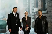 Archer (Al Pacino, r.), Ruiney (Karl Urban, l.) und Davies (Brittany Snow, M.) stehen vor dem n&auml;chsten Opfer des "Hangman".