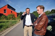 Hauptkommissar Paul Kleinert (Felix Eitner, l.) und Jonas Wolter (Jan Niklas Berg, r.) auf dem Weg zur Familie des Mordopfers.