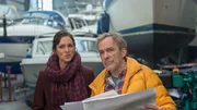 Am Abend seines Todes war Eric Jäger (Paul Frielinghaus, r.) mit seinem Kunden Sten Lundkvist zu Abend essen. Kommissarin Joost (Nike Fuhrmann, l.) berichtet er von einem mysteriösen Fremden, der Lundkvist am Hafen beschimpft hat. Eine harmlose Verwechslung? Oder könnte der Unbekannte in Lundkvists plötzlichen Tod verwickelt sein?
