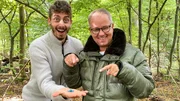 Jason und Dirk Rohwedder im Wald - mit einem Käfer aus Plastik.