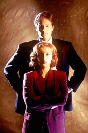 Fox Mulder (David Duchovny, hinten); Dana Scully (Gillian Anderson, vorne)