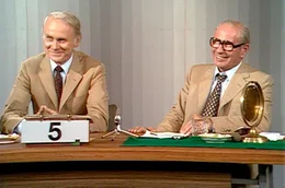 Robert Lembke (rechts) als Quizmaster der Sendung &bdquo;Was bin ich?&ldquo;. Zu Gast: Loriot.