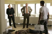 Horatio Caine (David Caruso, li.), Det. Frank Tripp (Rex Linn, Mi.) und Eric Delko (Adam Rodriguez) treffen am Tatort ein und stellen fest, dass es sich bei dem Opfer um Natalias Ex-Mann Nick Townsend (Rob Estes, lieg.) handelt.  +++