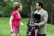 Sharona (Bitty Schram, l.) wird zu einer Partie Golf herausgefordert. Mr. Monk (Tony Shalhoub, r.) stellt sich als Caddie zur Verf&uuml;gung.