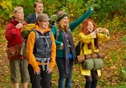 Die Gruppe mit Gudrun (Jutta Speidel, li.), Johann (Max von Pufendorf), Therapeutin (Birge Schade), Silvia (Stefanie Stappenbeck, 2. v. re.) und Rosa (Paula Kalenberg, re.) feuern Herbert und Alfred an, die an einem Seil &uuml;ber das Wasser schwingen.