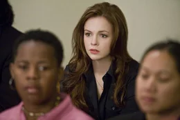 Als sie sich auf den ehrgeizigen TV- Journalist einlie&szlig;, wusste Ella Crystal (Amber Tamblyn) noch nicht, was ihr damit bl&uuml;hen wird. Kurzerhand findet sich die smarte Anwaltsassistentin in einem verzwickten Mordprozess wieder ...