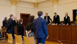 Die KZ-Stutthof &Uuml;berlebende Roza Bloch sagt beim Prozess gegen den ehemaligen SS-Wachmann Bruno Dey am Landgericht Hamburg (2019) aus. - Zeugin Roza Bloch (2.v.l.), Rechtsanwalt Stefan Lode (l.), Vorsitzende Richterin Meyer-G&ouml;ring (hinten, rechts) und der Angeklagte Bruno Dey (links, Foto verpixelt).