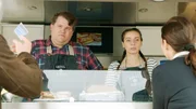 Scheinbar ist der tote Chris Bormann mit einem Kaffee vergiftet worden, der von einem Foodtruck am Hafen stammt. Die Betreiber Martin (Björn Meyer ,l.) und Lina Apel (Sabine Roßberg, r.) weisen jedoch alle Anschuldigungen von sich. Allerdings wollen sie einen heftigen Streit zwischen Tätowierer René Mettlach und dem Toten beobachtet haben.