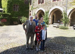 Liebenswert kauzige Charaktere, ein mysteri&ouml;ser Kriminalfall und eine alte Ritterburg! Max und die wilde 7 ist ein ebenso lustiger wie spannender Film &uuml;ber Freundschaft und den Glauben an sich selbst.