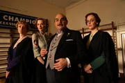 "Agatha Christie's Poirot", "Die Katze im Taubenschlag." Im renommierten Mädchenpensionat Meadowbank werden Töchter aus reichen Familien und eine ausländische Prinzessin auf ihre Zukunkft vorbereitet. Poirot ist mit der Schulleiterin befreundet und eingeladen die Abschlussrede zu halten. Nach der anschließenden Feier bittet Miss Bulstrode Poirot seine Fähigkeit zur Menschenbeobachtung dazu einzusetzen, in der Lehrerschaft eine Nachfolgerin für das Amt der Schulleiterin auszuwählen. Poirot stimmt bereitwillig zu, ohne zu ahnen, dass in der darauffolgenden Nacht ein grausamer Mord geschehen wird. Die sadistische Sportlehrerin Grace Springer wird in der abseits gelegenen Turnhalle von einem Wurfspeer durchbohrt aufgefunden. Schnell ist klar, dass sich dieser Zwischenfall auf das Renommee des Internats auswirken wird. Zwar versucht Miss Bulstrode das Geschehene nicht an die Öffentlichkeit dringen zu lassen, aber nach einem Mordversuch, der Enttarnung eines MI5-Agenten und einem weiteren Mord an der Französischlehrerin Mademoiselle Blanche, lässt sich der Aderlass der Schülerschaft nicht mehr aufhalten. Nun ist es an Poirot, den Mörder zu überführen und so die Reputation der Schule wiederherzustellen. Im Bild (v.li.): Claire Skinner (Miss Rich), Natasha Little (Ann Shapland), David Suchet (Hercule Poirot), Miranda Raison (Mlle Blanche).