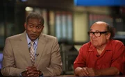 Scott (Karl T. Wright, l.); Frank Reynolds (Danny DeVito, r.)