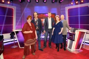 Florian Weber stellt in seinem Wissensquiz „Meister des Alltags“ die Alltagstauglichkeit seiner prominenten Kandidaten auf die Probe. v.li. Alice Hoffmann, Christoph Sonntag, Florian Weber, Enie van de Meiklokjes und Bodo Bach.