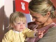 Tess (Bridie Carter, r.) ist verzweifelt: Kurz vor Charlottes (Tahlia Stacy-Clark) erstem Geburtstag trifft ein Brief vom Gericht ein. Der leibliche Vater fordert das Sorgerecht.