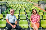 In der Auftaktfolge der neuen Staffel trifft Marianne Kreuzer die Torwartlegende Sepp Maier. Der heute 76-Jährige gewann in seiner Fußball-Karriere alles, was es zu gewinnen gibt, wurde Weltmeister und Europameister. Als ersten Lieblingsort hat der leidenschaftliche Golfer seinen Heimat-Golfclub in Ebersberg gewählt. Dort verrät er zum Beispiel, warum er jahrelang einen Fußball mit ins Bett genommen hat. Weitere Stationen sind das Olympiastadion und das Valentin-Karlstadt-Musäum in München. Seine Fähigkeit, Karl Valentin zu parodieren, ist legendär. Weiteres Bildmaterial finden Sie unter www.br-foto.de. In der Auftaktfolge der neuen Staffel trifft Marianne Kreuzer die Torwartlegende Sepp Maier. Der heute 76-Jährige gewann in seiner Fußball-Karriere alles, was es zu gewinnen gibt, wurde Weltmeister und Europameister. Als ersten Lieblingsort hat der leidenschaftliche Golfer seinen Heimat-Golfclub in Ebersberg gewählt. Dort verrät er zum Beispiel, warum er jahrelang einen Fußball mit ins Bett genommen hat. Weitere Stationen sind das Olympiastadion und das Valentin-Karlstadt-Musäum in München. Seine Fähigkeit, Karl Valentin zu parodieren, ist legendär. Weiteres Bildmaterial finden Sie unter www.br-foto.de.
