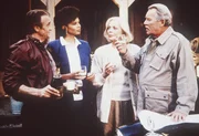 (v.r.n.l.) Geheimdienst-Gründer Harry Thornton (Howard Duff) gelingt es, seine Geliebte (Barbara Bain) aus der UdSSR herauszuholen. Mit der Hilfe von Gretchen (Pamela G. Kay) und dem ehemaligen Boxer Bonfelli (Dick Bakalyan) ... (v.r.n.l.) Geheimdienst-Gründer Harry Thornton (Howard Duff) gelingt es, seine Geliebte (Barbara Bain) aus der UdSSR herauszuholen. Mit der Hilfe von Gretchen (Pamela G. Kay) und dem ehemaligen Boxer Bonfelli (Dick Bakalyan) ...
