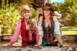 Bibi (Lina Larissa Strahl, l.) und Tina (Lisa-Marie Koroll, r.) im Bandidas-Kost&uuml;m.