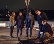Ein neuer Fall wartet auf das Team: Kitty (Ophelia Lovibond), Watson (Lucy Liu), Detective Bell (Jon Michael Hill), Captain Gregson (Aidan Quinn) und Holmes (Jonny Lee Miller) ...