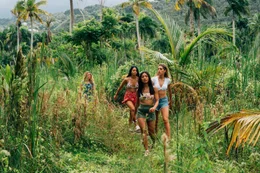 V.l.: Mia (Sophie N&eacute;lisse), Sasha (Corinne Foxx), Alexa (Brianne Tju), Nicole (Sistine Rose Stallone)  Die Verwendung des sendungsbezogenen Materials ist nur mit dem Hinweis und Verlinkung auf RTL+ gestattet.