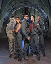 Das legendäre Atlantis existiert tatsächlich! Ein internationales Team (v.l.n.r.: David Hewlett als Dr. Rodney McKay, Rachel Luttrell als Teyla Emmagan, Joe Flanigan als Lt. Colonel John Sheppard, Torri Higginson als Dr. Elizabeth Weir und Jason Momoa als Ronon Dex) aus Wissenschaftlern und Militärs auf der Erde hat eine sensationelle Entdeckung zu verbuchen: Im ewigen Eis der Antarktis findet es ein Tor zu einer neuen Welt.