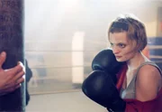 Manu (Constanze Priester) trainiert hart f&uuml;r ihre Teilnahme an der Boxmeisterschaft der JVA, doch das ist Walter ein Dorn im Auge...