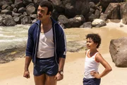 Rocky Johnson (Joseph Lee Anderson, l.); Dwayne Johnson (Adrian Groulx, r.)