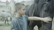Alexander (Vladi Georgiev) und sein Pferd Bukephalos; die Zähmung des wilden Hengstes soll Alexanders Führungsqualitäten unterstreichen. Alexander (Vladi Georgiev) und sein Pferd Bukephalos; die Zähmung des wilden Hengstes soll Alexanders Führungsqualitäten unterstreichen.