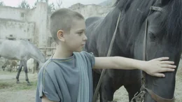 Alexander (Vladi Georgiev) und sein Pferd Bukephalos: Die legend&auml;re Geschichte von der Z&auml;hmung des wilden Hengstes soll Alexanders F&uuml;hrungsqualit&auml;ten unterstreichen.