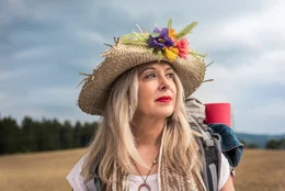 Joyce (Jayney Klimek).