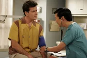 Bevor ein Arzt zu Charlie (Charlie Sheen, l.) kommt, werden ein paar Routineuntersuchungen von einem Pfleger (Ken Jeong, r.) durchgeführt.