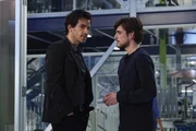 Darius Tanz (Santiago Cabrera, l.); Liam Cole (Charlie Rowe, r.)