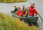 Die Gruppe macht sich mit einem herrenlosen Boot auf die Weiterfahrt: Johann (Max von Pufendorf), Rosa (Paula Kalenberg), Gudrun (Jutta Speidel), Alfred (Martin Brambach), Therapeutin (Birge Schade), Silvia (Stefanie Stappenbeck) und Herbert (Walter Kreye).