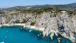 Wilde Felsklippen und einsame Buchten &ndash; Capo Vaticano ist ein Paradies f&uuml;r Badeurlauber.