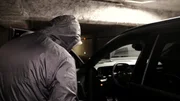 Ein Profi-Dieb zeigt vor laufender Kamera, wie leicht es für ihn ist, ein Auto zu stehlen.