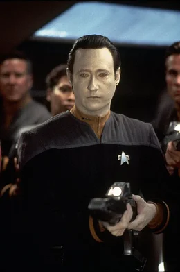 Die feindlichen Borg sind auf das Bord der Enterprise gelangt. Lieutenant Data (Berent Spiner) macht sich zum Angriff bereit.