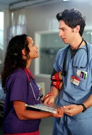 Turk hat neuerdings nur noch Augen für Carla (Judy Reyes, l.) - eine Tatsache, die den völlig vernachlässigten J.D. (Zach Braff, r.) schier in den Wahnsinn treibt ...