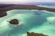 Die Upi-Bucht auf der Ile des Pins: In der Lagune von Neukaledonien kamen vor rund 3.000 Jahren die ersten Siedler an Bord von Pirogen an.