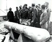 US-Soldaten pr&auml;sentieren eine Wasserstoffbombe, die sie aus dem Meer vor der K&uuml;ste Andalusiens geborgen haben.