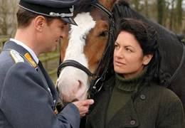 W&auml;hrend des Krieges verliebt Ursula (Christine Neubauer) sich in den Offizier Achim Lenau (Timothy Peach).