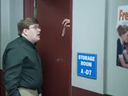 Direkt am ersten Tag am College wird Neil (Charley Koontz) aufgrund seiner Statur Opfer von H&auml;nseleien ...