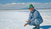 Amado Bautista gewinnt Speisesalz im „Salar de Uyuni“ – der größten Salzpfanne der Erde.