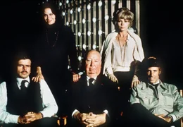 Gruppenbild mit Hitchcock: Karen Black und Barbara Harris (oben) und William Devane, Alfred Hitchcock und Bruce Dern (unten, von links)