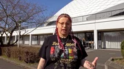 Leann freut sich auf das Tokio Hotel Konzert in Frankfurt. Sie hat ein VIP-Ticket und erhält früheren Einlass sowie einige besondere Momente, darunter ein Gruppenfoto mit der Band. Leann freut sich auf das Tokio Hotel Konzert in Frankfurt. Sie hat ein VIP-Ticket und erhält früheren Einlass sowie einige besondere Momente, darunter ein Gruppenfoto mit der Band.
