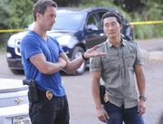Ein neuer Fall beschäftigt: Steve (Alex O'Loughlin) und Chin (Daniel Dae Kim).