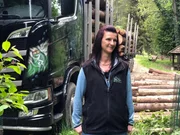 Doris und ihr Holztransporter