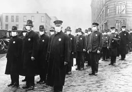 Auch zu Zeiten der spanischen Grippe waren Mund- und Nasenbedeckung eine Ma&szlig;nahme gegen die Influenza-Pandemie.