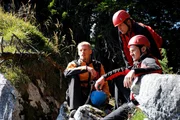 Andreas (Martin Gruber, l.), Tobias (Markus Brandl, r.) und Toni (Martin Klempnow, M.) seilen sich zu einer verunglückten Frau ab.