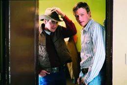 Als seine Ehefrau mitansieht, wie er Jack (Jake Gyllenhaal, l.) bei einem Wiedersehen inniglich k&uuml;sst, muss Ennis (Heath Ledger, r.) sich entscheiden ...
